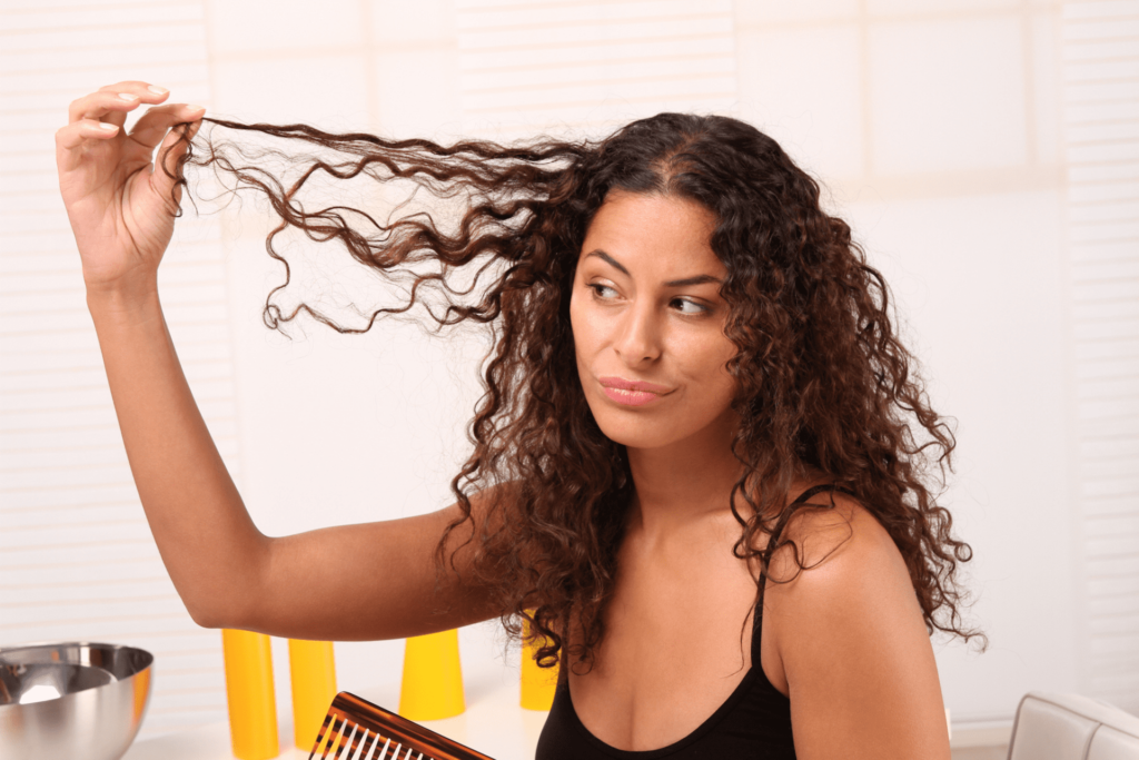 5 dicas para cuidar dos cabelos cacheados em casa e ter um resultado de salão!